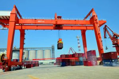 Kereta Api dipasang Sri kren (RMG) bagi cerucuk kontena